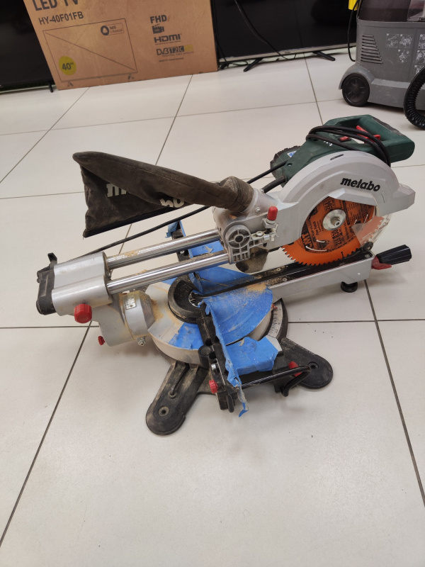 Торцовочная пила Metabo KGS 216M