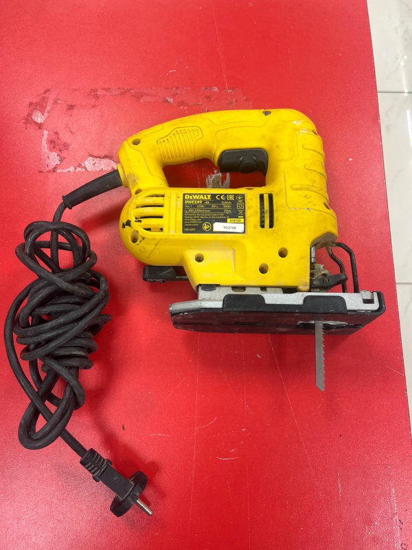 Электролобзик Dewalt DWE249
